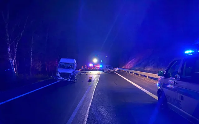 Na Prachaticku se srazily dvě dodávky. Silnice je kompletně uzavřená