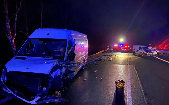 Na Prachaticku se srazily dvě dodávky. Silnice je kompletně uzavřená