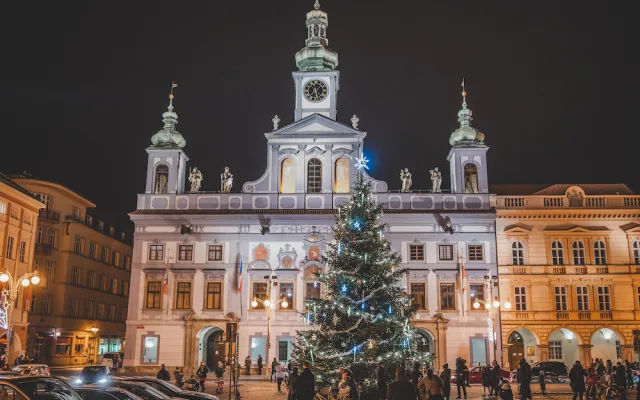Vánoční strom už rozsvítily i Budějce. Adventní program bude online