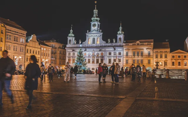 Vánoční strom už rozsvítily i Budějce. Adventní program bude online