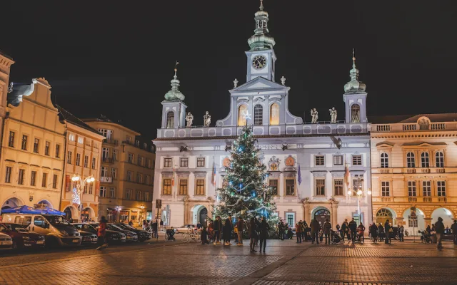 Vánoční strom už rozsvítily i Budějce. Adventní program bude online
