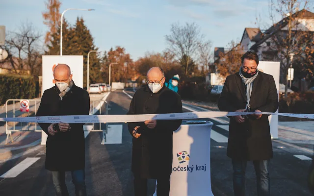 Plavská ulice je opravená. Během rekonstrukce přibyla u komunikace cyklostezka