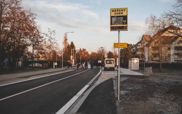 Plavská ulice je opravená. Během rekonstrukce přibyla u komunikace cyklostezka