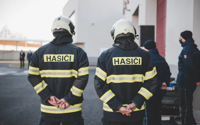 Techniku mohou hasiči konečně ukrýt v nových garážích. Stavba vyšla na 83 milionů
