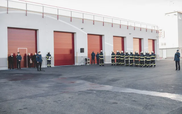 Techniku mohou hasiči konečně ukrýt v nových garážích. Stavba vyšla na 83 milionů