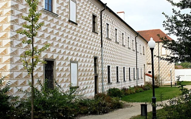 Muzeum fotografie a moderních obrazových médií a Dům gobelínů, kulturních tradic a řemesel v Jindřichově Hradci znovu otevřely své brány veřejnosti