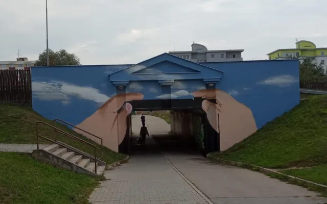 Podchod na Máji se změnil v obří foťák.