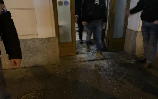 Policie v centru města rozpustila tajnou party. V baru bylo téměř třicet hostů