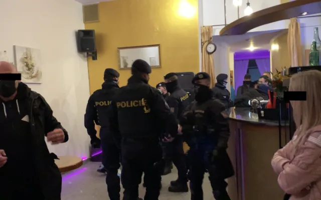 Policie v centru města rozpustila tajnou party. V baru bylo téměř třicet hostů