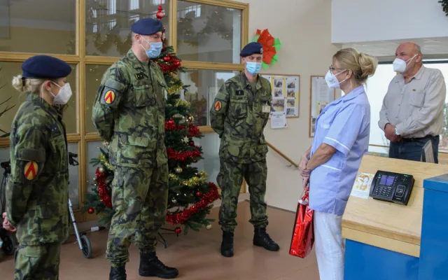 Strakoničtí vojáci předali dar domovům pro seniory.