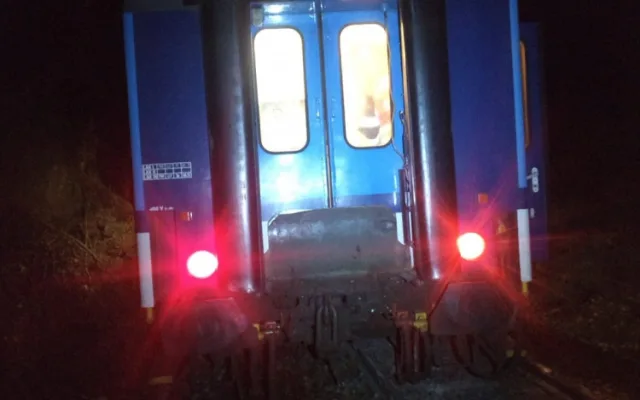 Ve stanici Hluboká nad Vltavou vykolejil vlak. Na místě zasahují záchranáři