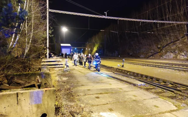 Ve stanici Hluboká nad Vltavou vykolejil vlak. Na místě zasahují záchranáři