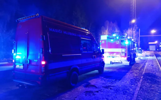 Ve stanici Hluboká nad Vltavou vykolejil vlak. Na místě zasahují záchranáři