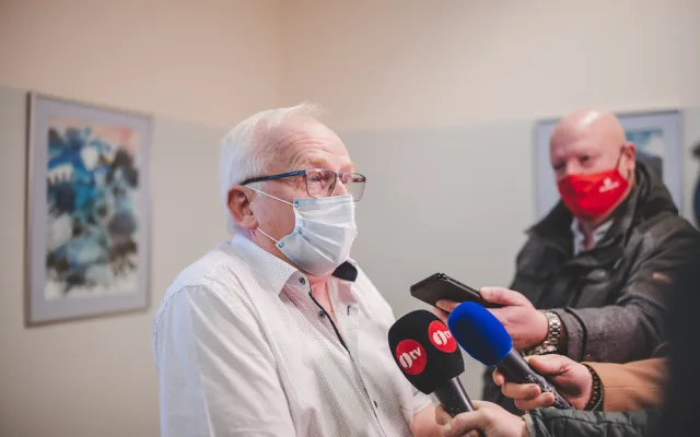 V Jihočeském kraji začalo očkování proti onemocnění covid-19. První vakcínu dostal emeritní primář infekčního oddělení.