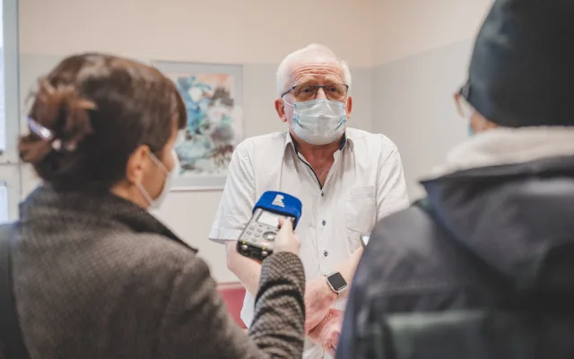 V Jihočeském kraji začalo očkování proti onemocnění covid-19. První vakcínu dostal emeritní primář infekčního oddělení.