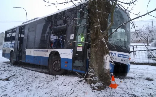 Ženu na Prachaticku zachytil traktor s pluhem. Na místě zemřela