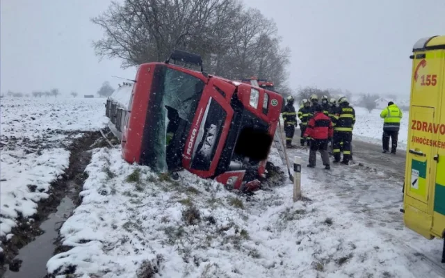 Ženu na Prachaticku zachytil traktor s pluhem. Na místě zemřela