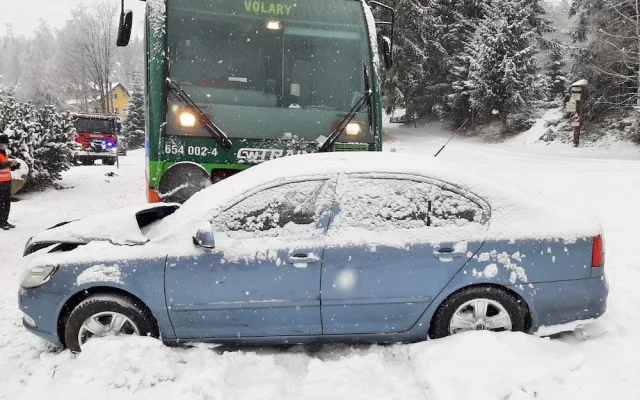 Ženu na Prachaticku zachytil traktor s pluhem. Na místě zemřela