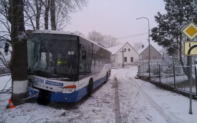 Ženu na Prachaticku zachytil traktor s pluhem. Na místě zemřela