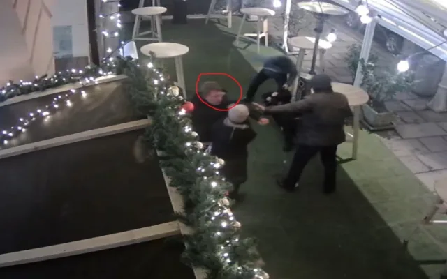 Policie řeší rvačku v centru města. Hledá svědky