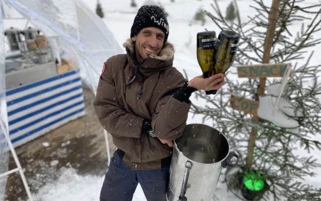 Vicemistr Evropy míchá drinky u zamrzlého Lipna a návštěvníci to oceňují