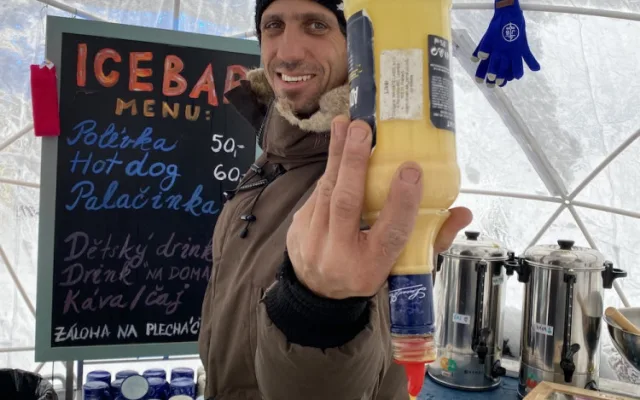 Vicemistr Evropy míchá drinky u zamrzlého Lipna a návštěvníci to oceňují
