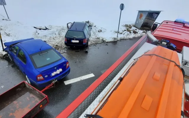 VIDEO: Zraněného řidiče museli z auta vyprostit hasiči
