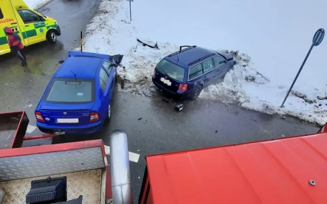 VIDEO: Zraněného řidiče museli z auta vyprostit hasiči
