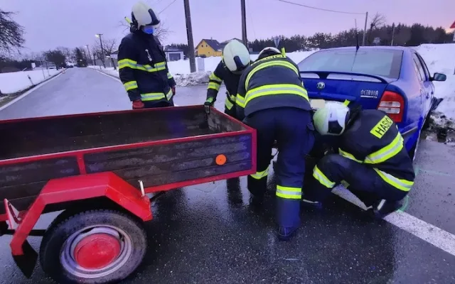 VIDEO: Zraněného řidiče museli z auta vyprostit hasiči