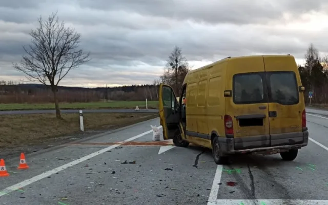 Další tragická nehoda na jihu Čech. V Jindřichově Hradci se střetl osobák s dodávkou