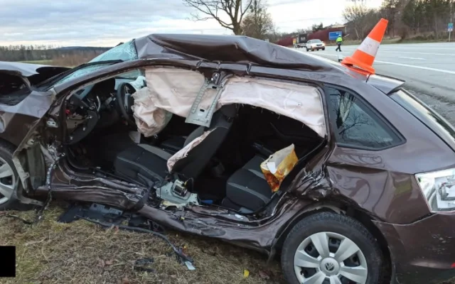 Další tragická nehoda na jihu Čech. V Jindřichově Hradci se střetl osobák s dodávkou
