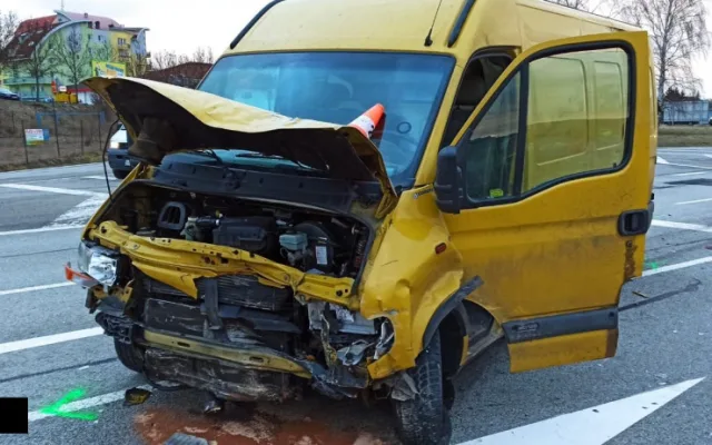 Další tragická nehoda na jihu Čech. V Jindřichově Hradci se střetl osobák s dodávkou