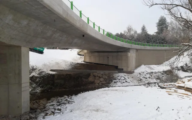 V Bechyni se bourá starý most, od ledna se jezdí po novém.