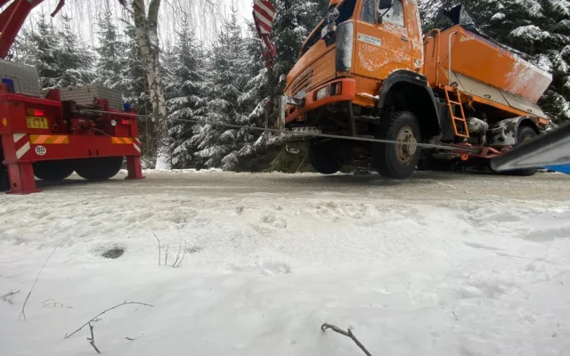 Převrácený sypač zaměstnal hasiče. Na kola ho musela dostat těžká technika