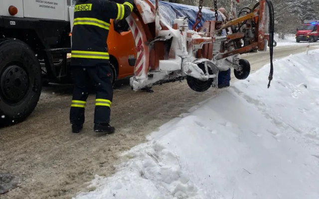 Převrácený sypač zaměstnal hasiče. Na kola ho musela dostat těžká technika