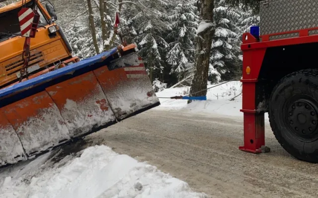 Převrácený sypač zaměstnal hasiče. Na kola ho musela dostat těžká technika