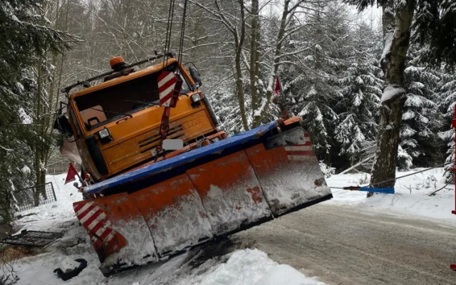 Převrácený sypač zaměstnal hasiče. Na kola ho musela dostat těžká technika