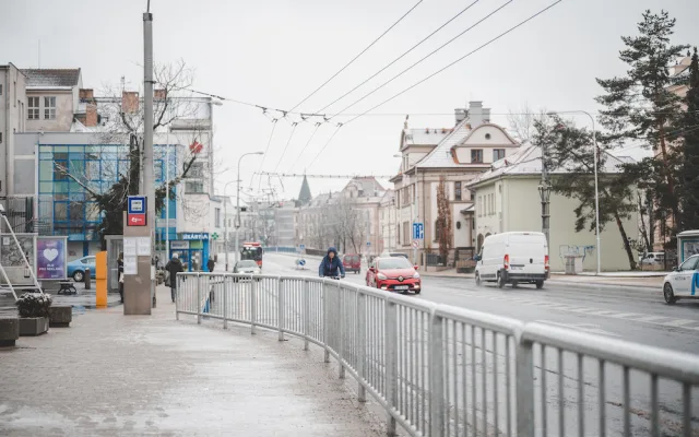 POLITICKÁ KORIDA: Co si myslí zastupitelé o novém zábradlí na Senovážném náměstí?