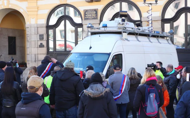 V Písku proti vládě protestovalo pět desítek lidí. Přijel i poslanec Volný