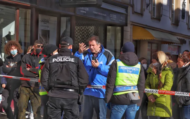V Písku proti vládě protestovalo pět desítek lidí. Přijel i poslanec Volný