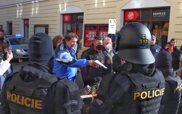 V Písku proti vládě protestovalo pět desítek lidí. Přijel i poslanec Volný