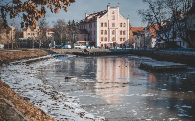Kvůli opravě Jiráskova jezu muselo Povodí Vltavy snížit hladinu řek ve městě