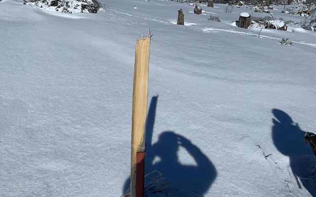 Ulomená cedule na Jezerní hoře.