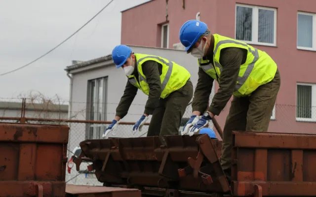 Strakoničtí vojáci nakládali techniku na železnici. Rozhodovaly milimetry i lidská důvěra