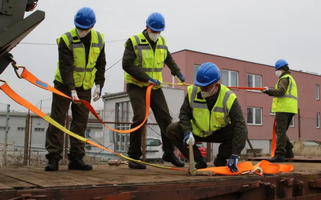 Strakoničtí vojáci nakládali techniku na železnici. Rozhodovaly milimetry i lidská důvěra