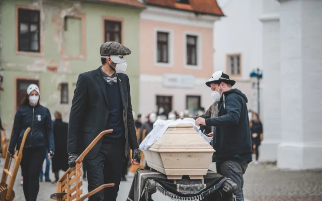 Zvony kostelů v Českých Budějovicích od čtvrtka nahradily zvuky velkých hrkaček