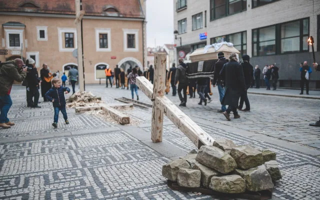 Zvony kostelů v Českých Budějovicích od čtvrtka nahradily zvuky velkých hrkaček