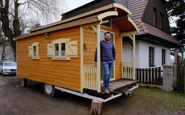 Za šest měsíců proměnil Ondřej Vácha maringotku v rodinný klenot, teď se mu hrnou další zakázky