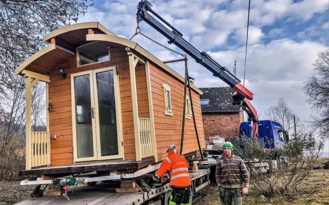Transport maringotky na pozemek.