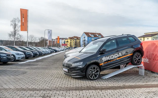 Zájem o ojeté vozy stále roste, potvrzují prodejci. S nákupem doporučují neotálet